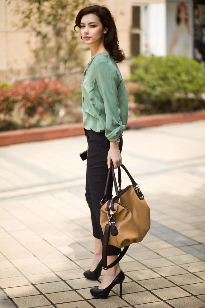 Trendy women& ;s bag model creative shooting Professional bag outdoor display shooting structured form photography
