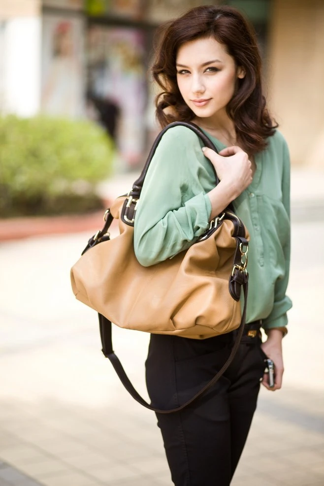 Trendy women& ;s bag model creative shooting Professional bag outdoor display shooting lifestyle photography