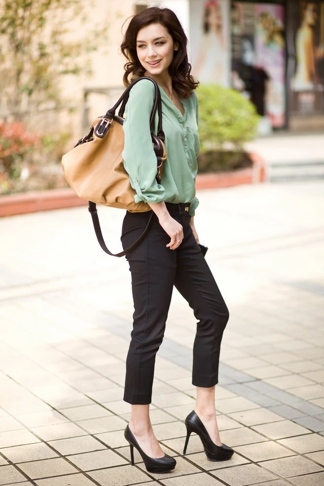 Trendy women& ;s bag model creative shooting Professional bag outdoor display shooting white background photography