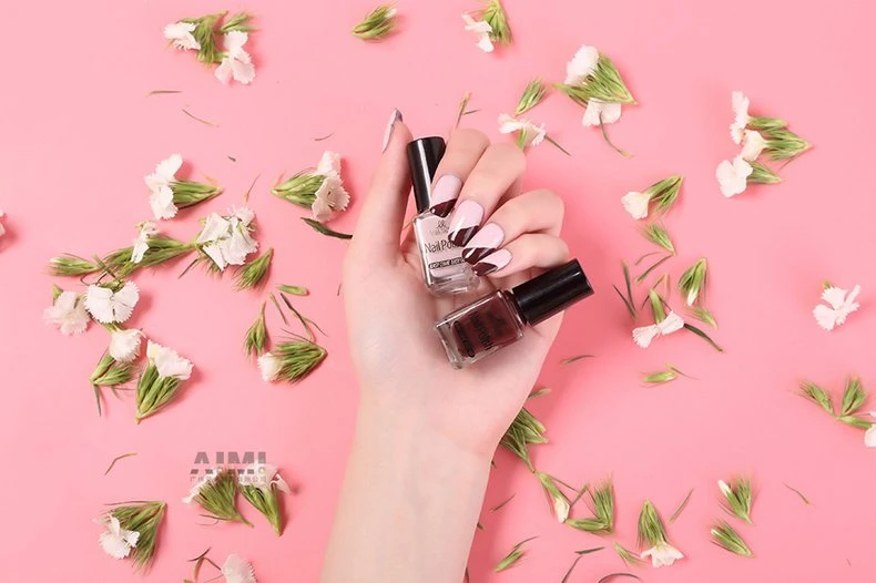 Beauty Nail Polish Scene Photography Hand Touch Product Detail lifestyle photography
