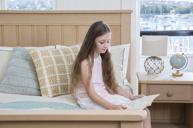 Children& ;s solid wood bed photography Girls model furniture photography Guangzhou professional white background photography